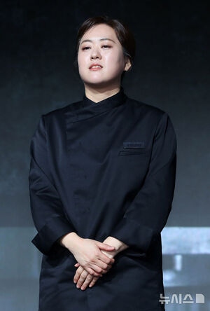 【フォト】ポーズを取る『白と黒のスプーン～料理階級戦争～2』の出演者＆制作陣