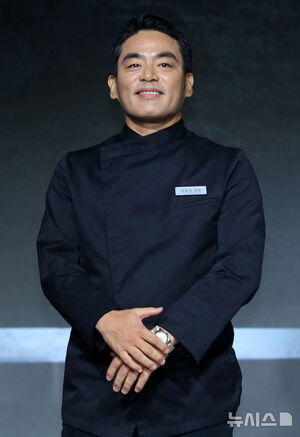 【フォト】ポーズを取る『白と黒のスプーン～料理階級戦争～2』の出演者＆制作陣