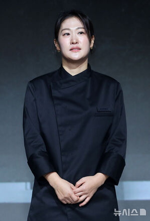 【フォト】ポーズを取る『白と黒のスプーン～料理階級戦争～2』の出演者＆制作陣