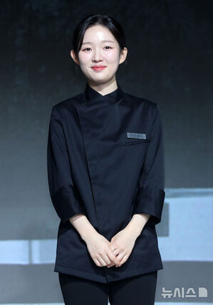 【フォト】ポーズを取る『白と黒のスプーン～料理階級戦争～2』の出演者＆制作陣