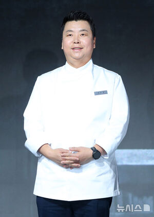 【フォト】ポーズを取る『白と黒のスプーン～料理階級戦争～2』の出演者＆制作陣