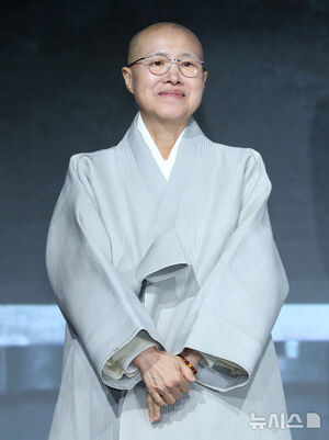 【フォト】ポーズを取る『白と黒のスプーン～料理階級戦争～2』の出演者＆制作陣