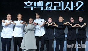 【フォト】ポーズを取る『白と黒のスプーン～料理階級戦争～2』の出演者＆制作陣