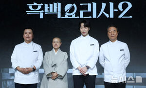 【フォト】ポーズを取る『白と黒のスプーン～料理階級戦争～2』の出演者＆制作陣