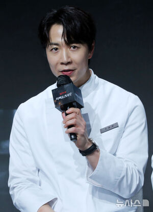 【フォト】ポーズを取る『白と黒のスプーン～料理階級戦争～2』の出演者＆制作陣