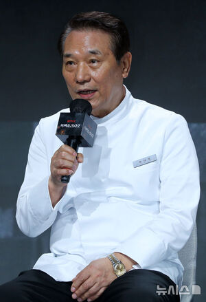 【フォト】ポーズを取る『白と黒のスプーン～料理階級戦争～2』の出演者＆制作陣