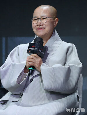 【フォト】ポーズを取る『白と黒のスプーン～料理階級戦争～2』の出演者＆制作陣