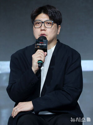 【フォト】ポーズを取る『白と黒のスプーン～料理階級戦争～2』の出演者＆制作陣