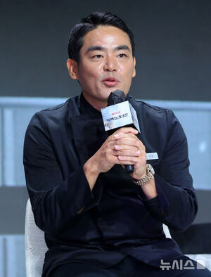 【フォト】ポーズを取る『白と黒のスプーン～料理階級戦争～2』の出演者＆制作陣