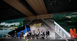 【フォト】和気あいあいとした雰囲気でインタビューに臨む『CASHERO』のキャストたち