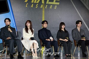 【フォト】和気あいあいとした雰囲気でインタビューに臨む『CASHERO』のキャストたち