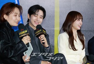 【フォト】和気あいあいとした雰囲気でインタビューに臨む『CASHERO』のキャストたち