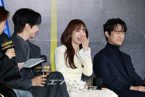 【フォト】和気あいあいとした雰囲気でインタビューに臨む『CASHERO』のキャストたち