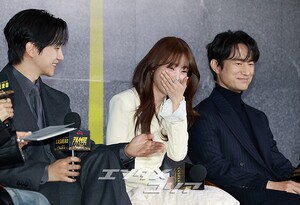 【フォト】和気あいあいとした雰囲気でインタビューに臨む『CASHERO』のキャストたち