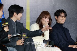 【フォト】和気あいあいとした雰囲気でインタビューに臨む『CASHERO』のキャストたち