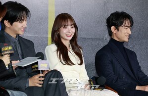 【フォト】和気あいあいとした雰囲気でインタビューに臨む『CASHERO』のキャストたち