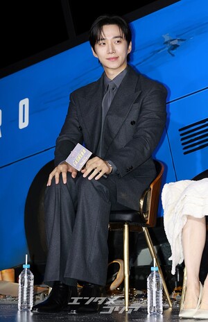 【フォト】和気あいあいとした雰囲気でインタビューに臨む『CASHERO』のキャストたち