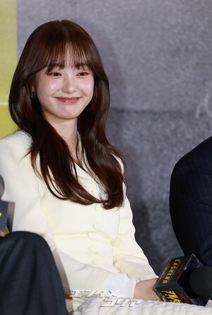 【フォト】和気あいあいとした雰囲気でインタビューに臨む『CASHERO』のキャストたち