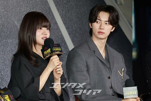 【フォト】和気あいあいとした雰囲気でインタビューに臨む『CASHERO』のキャストたち