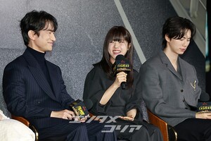 【フォト】和気あいあいとした雰囲気でインタビューに臨む『CASHERO』のキャストたち