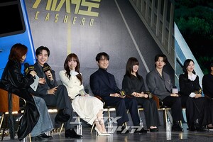 【フォト】和気あいあいとした雰囲気でインタビューに臨む『CASHERO』のキャストたち