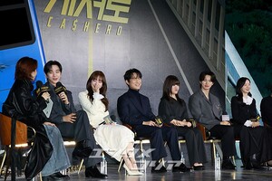 【フォト】和気あいあいとした雰囲気でインタビューに臨む『CASHERO』のキャストたち