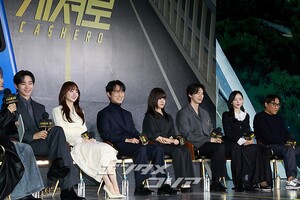【フォト】和気あいあいとした雰囲気でインタビューに臨む『CASHERO』のキャストたち