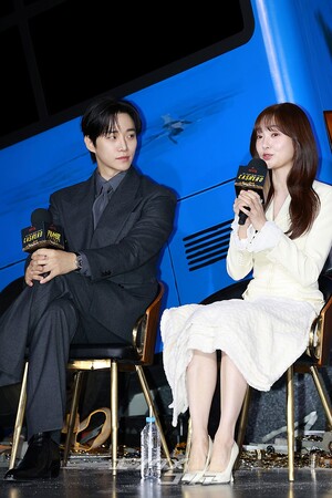 【フォト】和気あいあいとした雰囲気でインタビューに臨む『CASHERO』のキャストたち