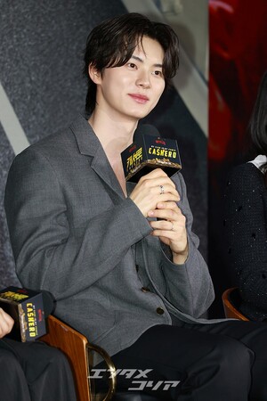 【フォト】和気あいあいとした雰囲気でインタビューに臨む『CASHERO』のキャストたち