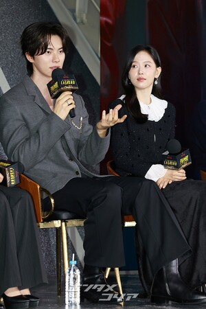 【フォト】和気あいあいとした雰囲気でインタビューに臨む『CASHERO』のキャストたち