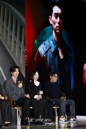 【フォト】和気あいあいとした雰囲気でインタビューに臨む『CASHERO』のキャストたち