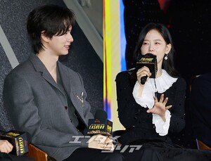 【フォト】和気あいあいとした雰囲気でインタビューに臨む『CASHERO』のキャストたち