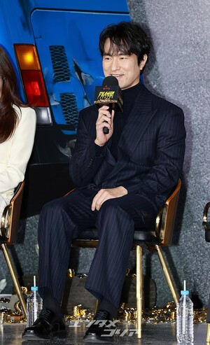 【フォト】和気あいあいとした雰囲気でインタビューに臨む『CASHERO』のキャストたち