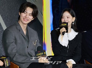 【フォト】和気あいあいとした雰囲気でインタビューに臨む『CASHERO』のキャストたち