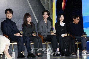 【フォト】和気あいあいとした雰囲気でインタビューに臨む『CASHERO』のキャストたち