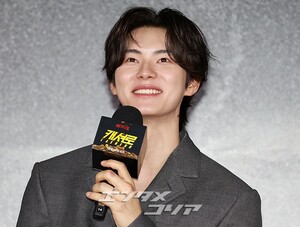 【フォト】和気あいあいとした雰囲気でインタビューに臨む『CASHERO』のキャストたち