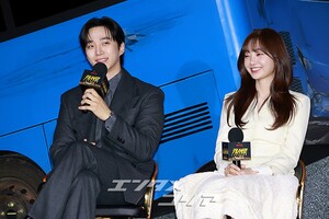 【フォト】和気あいあいとした雰囲気でインタビューに臨む『CASHERO』のキャストたち