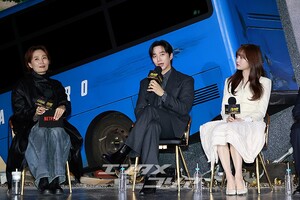 【フォト】和気あいあいとした雰囲気でインタビューに臨む『CASHERO』のキャストたち