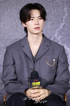 【フォト】和気あいあいとした雰囲気でインタビューに臨む『CASHERO』のキャストたち