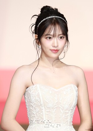 【フォト】IVE、サンタガールに変身＝2025 SBS歌謡大典