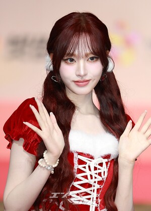 【フォト】IVE、サンタガールに変身＝2025 SBS歌謡大典