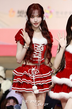 【フォト】IVE、サンタガールに変身＝2025 SBS歌謡大典