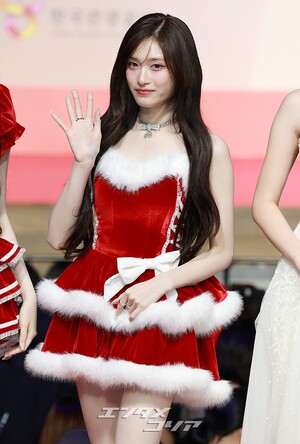 【フォト】IVE、サンタガールに変身＝2025 SBS歌謡大典