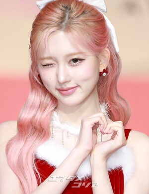 【フォト】IVE、サンタガールに変身＝2025 SBS歌謡大典