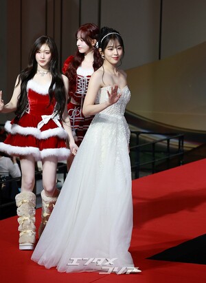 【フォト】IVE、サンタガールに変身＝2025 SBS歌謡大典