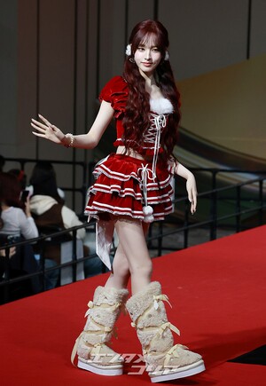 【フォト】IVE、サンタガールに変身＝2025 SBS歌謡大典