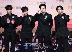 【フォト】ENHYPEN、黒の装いに視線集中＝2025 SBS歌謡大典