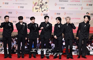 【フォト】ENHYPEN、黒の装いに視線集中＝2025 SBS歌謡大典