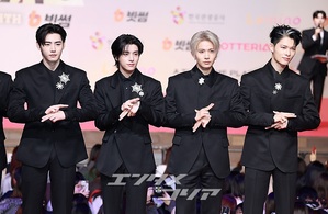 【フォト】ENHYPEN、黒の装いに視線集中＝2025 SBS歌謡大典