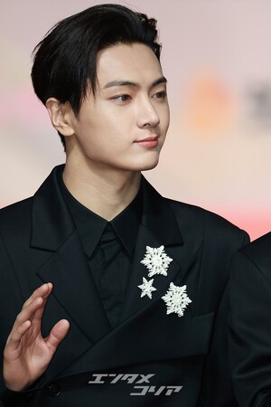 【フォト】ENHYPEN、黒の装いに視線集中＝2025 SBS歌謡大典